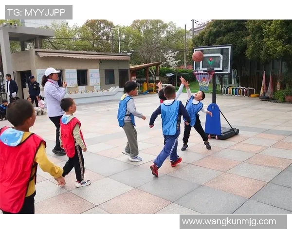 在拍篮球的目标幼儿园中培养孩子们的运动兴趣与团队合作精神 在拍篮球的目标幼儿园中培养孩子们的运动兴趣与团队合作精神